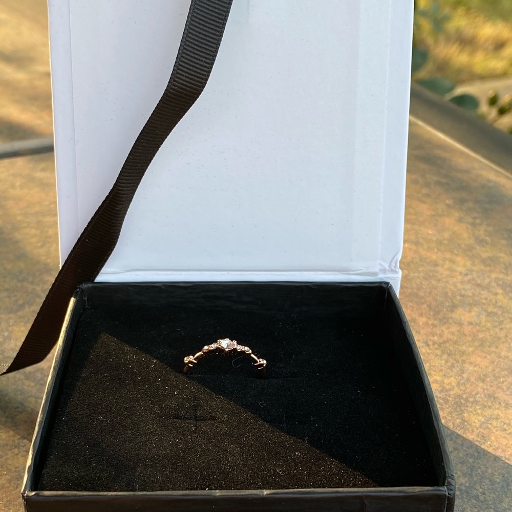 NEW ROSE GOLD PLATED RING WITH SIMULATED DIAMONDS - Picture 4 of 7